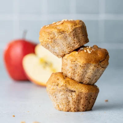 Vegane Apfelmuffins aus dem Airfryer gestapelt