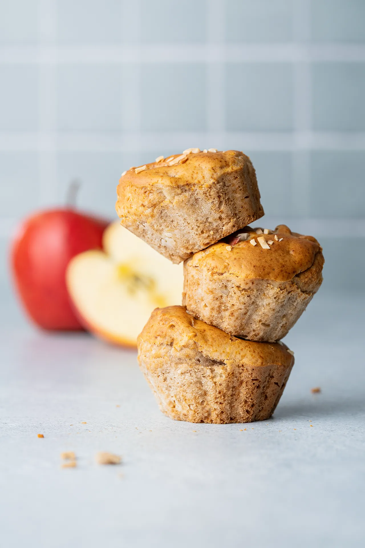 Vegane Apfelmuffins aus dem Airfryer 3 Vegane Apfelmuffins aus dem Airfryer gestapelt