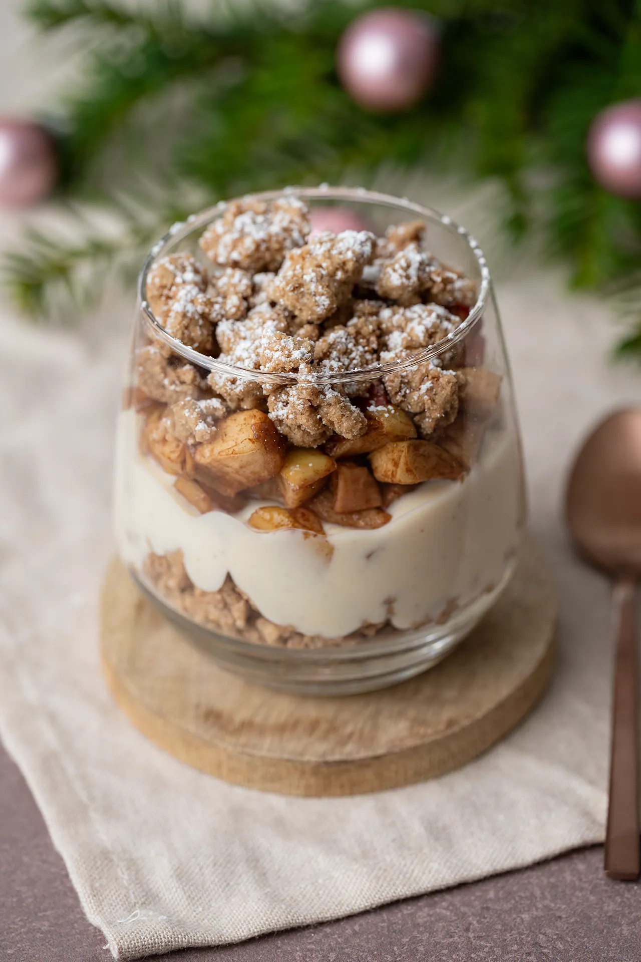 Veganes Apfel-Crumble-Schichtdessert aus dem Airfryer 3 Apfel-Zimt-Crumble im Glas als veganes Weihnachtsdessert