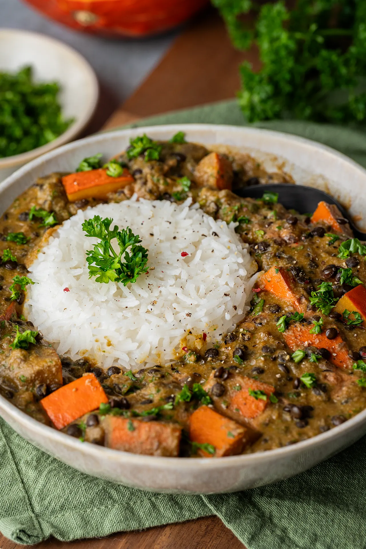 Cremiges Linsencurry mit Kürbis und ohne Kokosmilch 1 Veganes Curry mit Belugalinsen ohne Kokosmilch