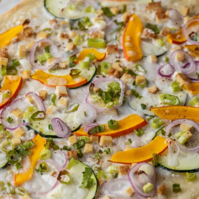 Veganer Flammkuchen mit Kürbis und Frühlingszwiebeln