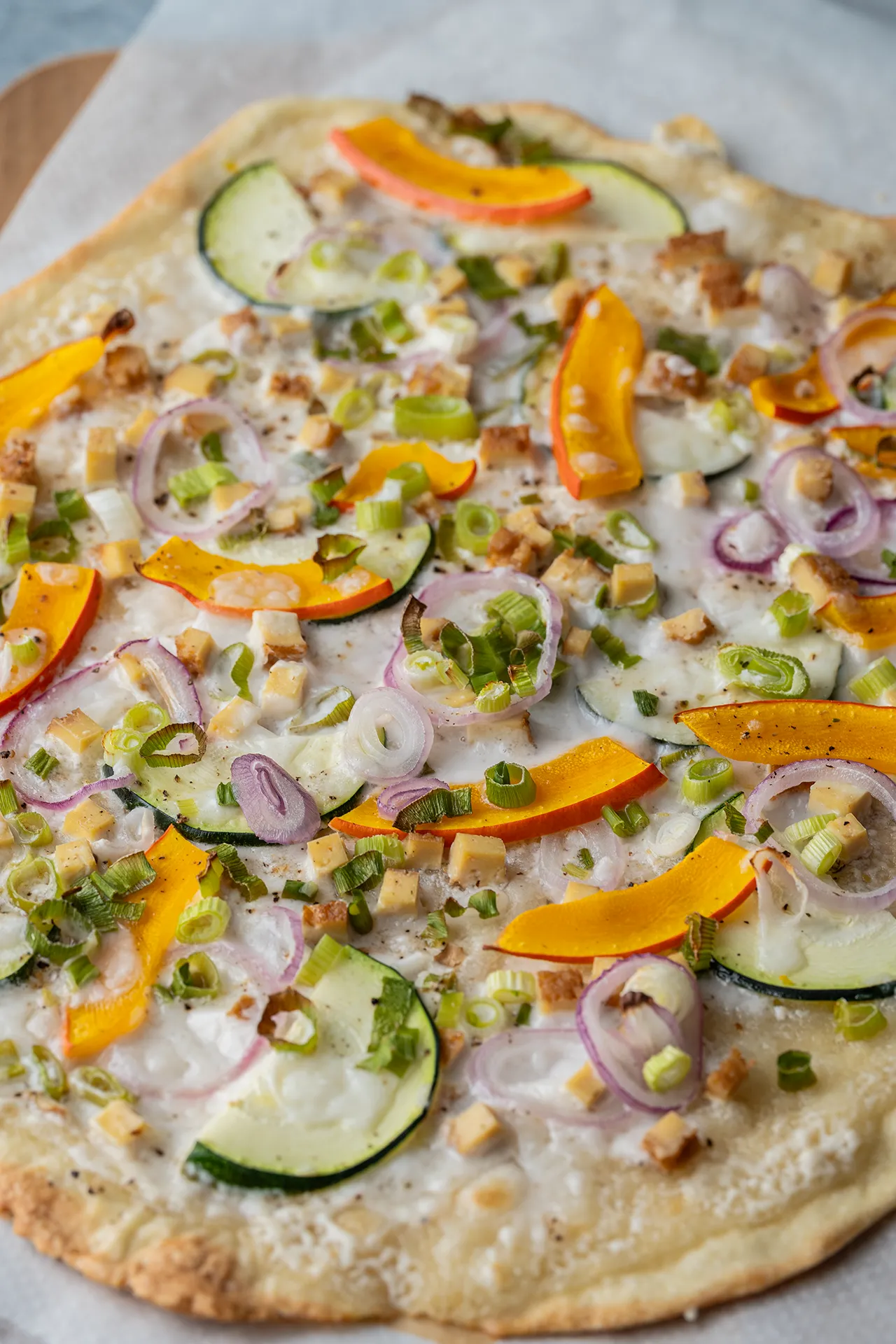 Einfacher veganer Flammkuchen - nach "veganer Elsässer Art" 2 Veganer Flammkuchen mit Kürbis und Frühlingszwiebeln