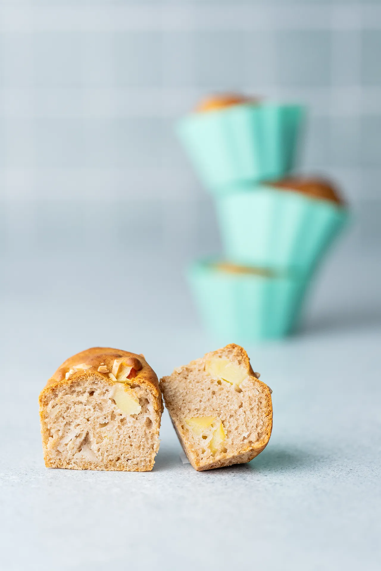 Vegane Apfelmuffins aus dem Airfryer 1 schnelle vegane Apfel-Zimt-Muffins aus dem Airfriyer aufgeschnitten