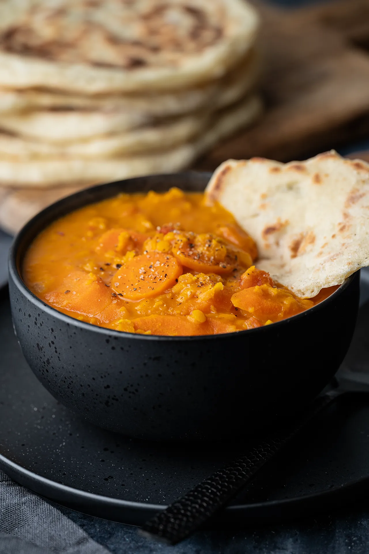 Veganes Naan mit Joghurt – einfaches Rezept 2 Möhren-Curry in schwarzer Schale mit Naan