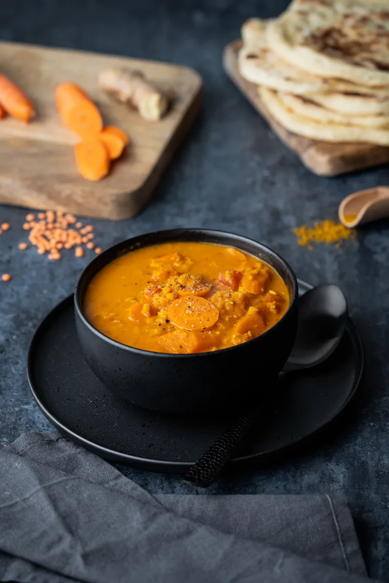 One-Pot Möhren-Curry mit roten Linsen in schwarzer Schale