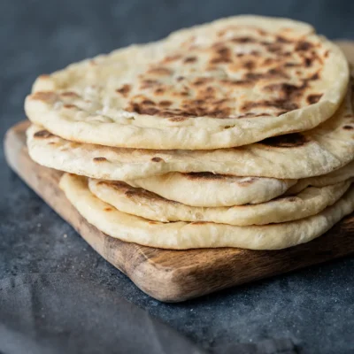 Veganes Naan mit Joghurt