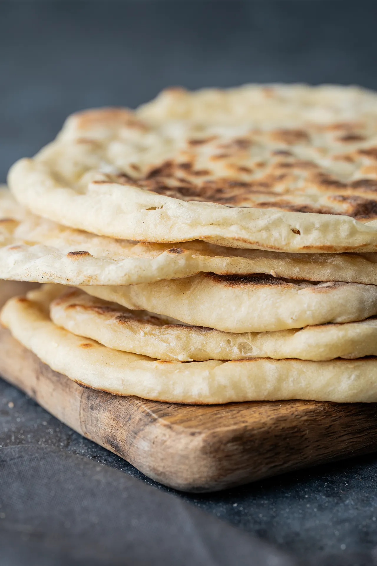 Veganes Naan mit Joghurt – einfaches Rezept 1 Veganes Naan mit Joghurt gestapelt auf einem Brett