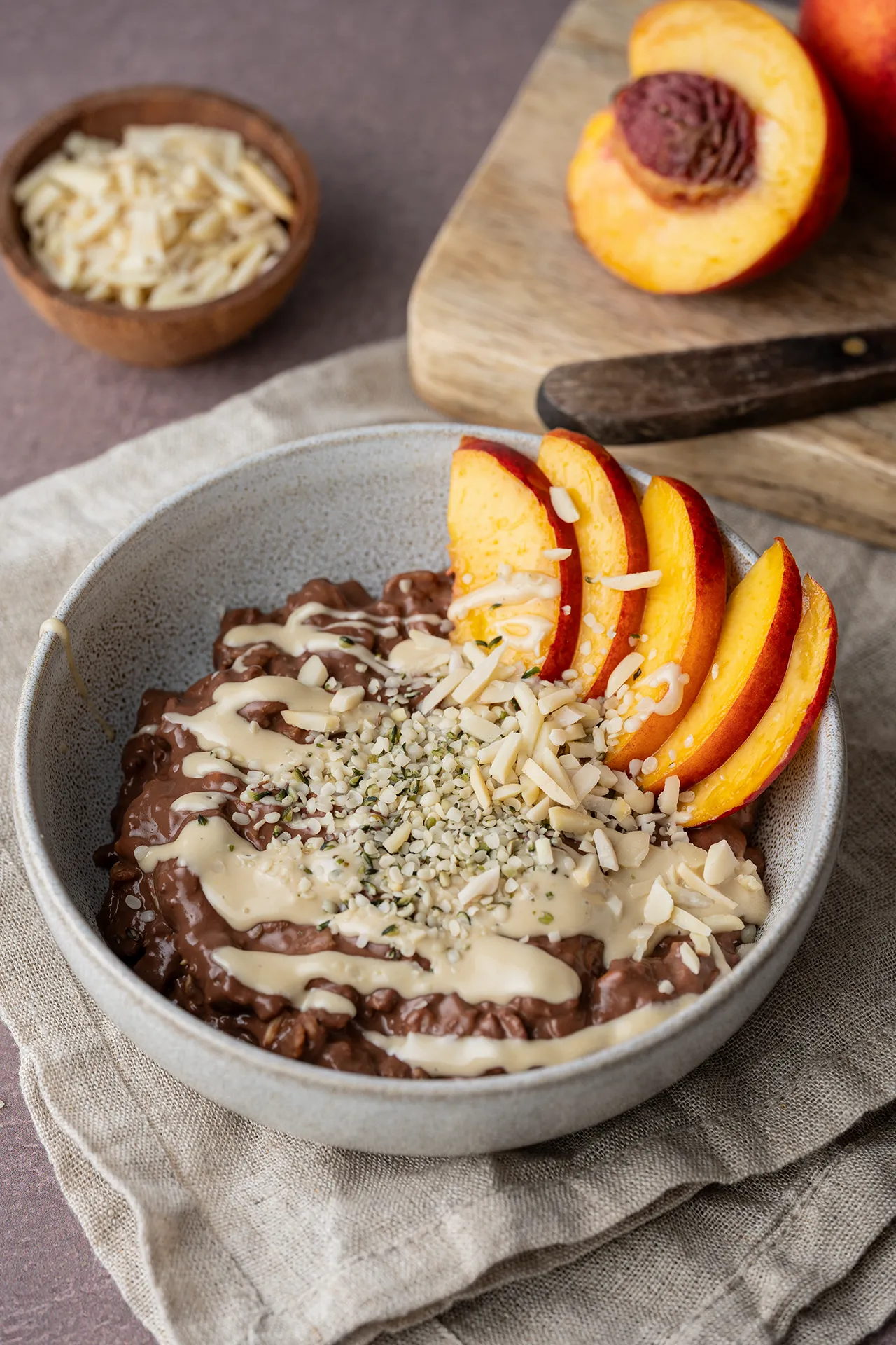 Schokoladiges Protein-Porridge - vegan und cremig 1 cremiges und schokoladiges Protein-Porridge mit Nektarine