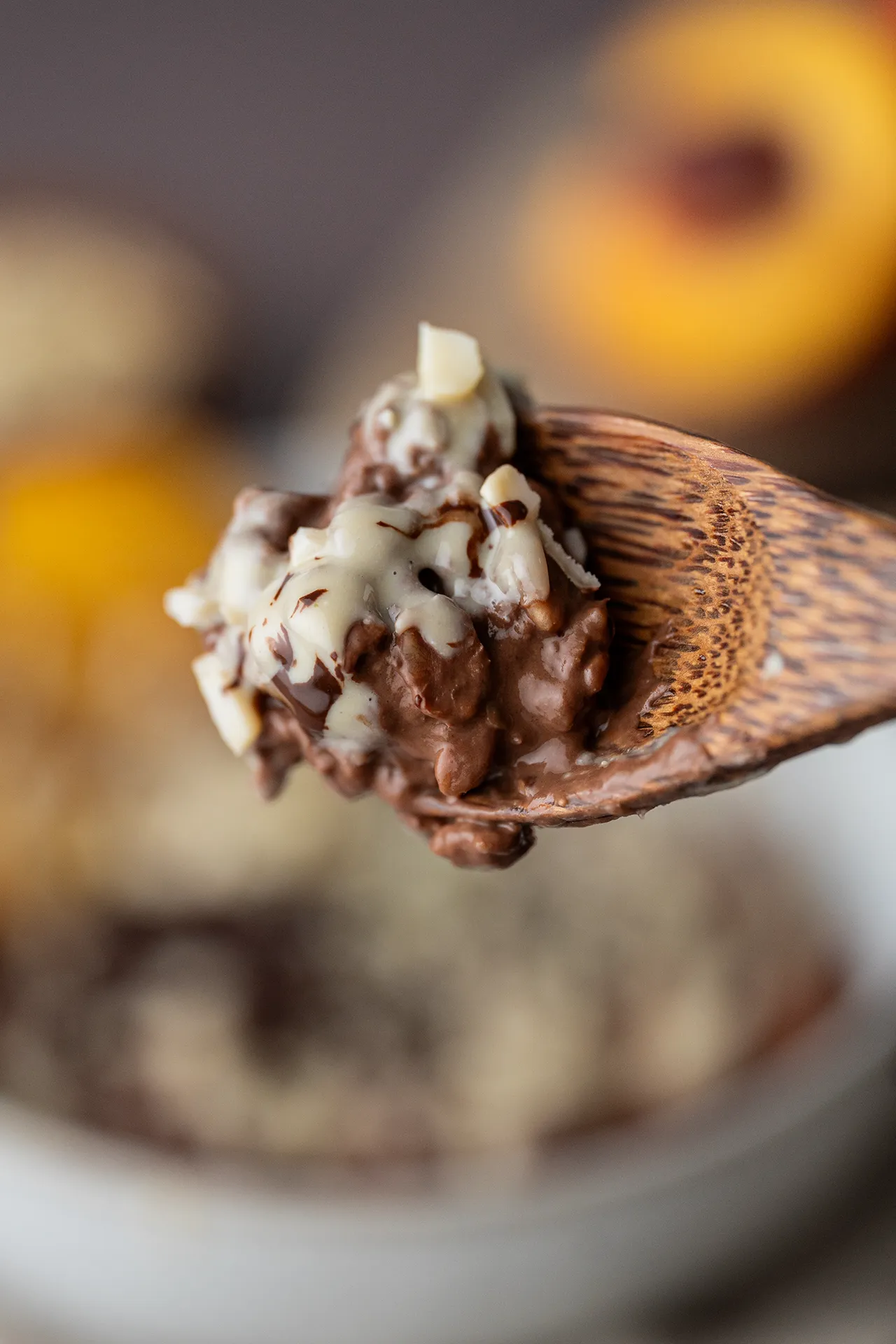 Schokoladiges Protein-Porridge - vegan und cremig 3 Holzlöffel mit Schoko-Protein-Porridge und Mandelmus drauf
