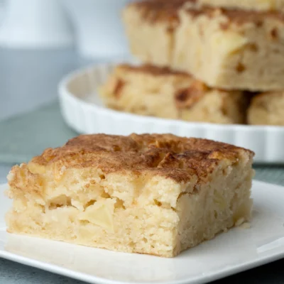 Einfacher veganer Apfelkuchen auf hellem Teller