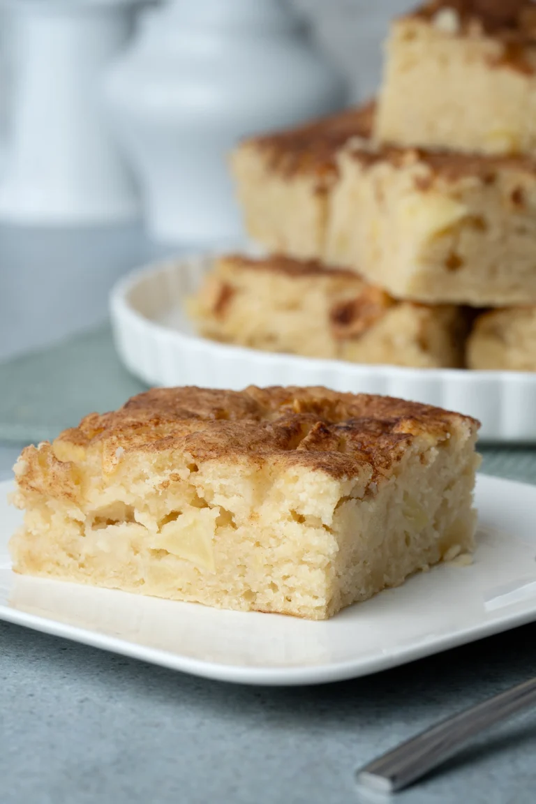 Einfacher veganer Apfelkuchen auf hellem Teller