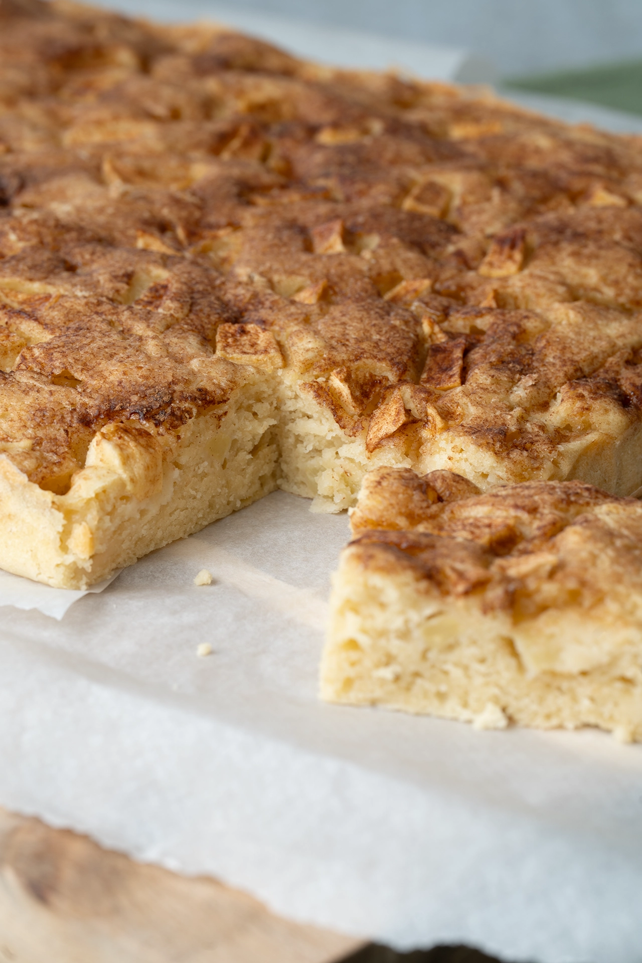 Ein Blech veganer Apfelkuchen angeschnitten