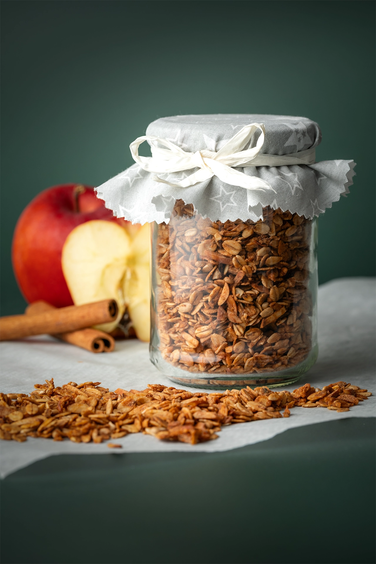 Granola als Geschenk aus der Küche in einem Glas verpackt mit Schleife