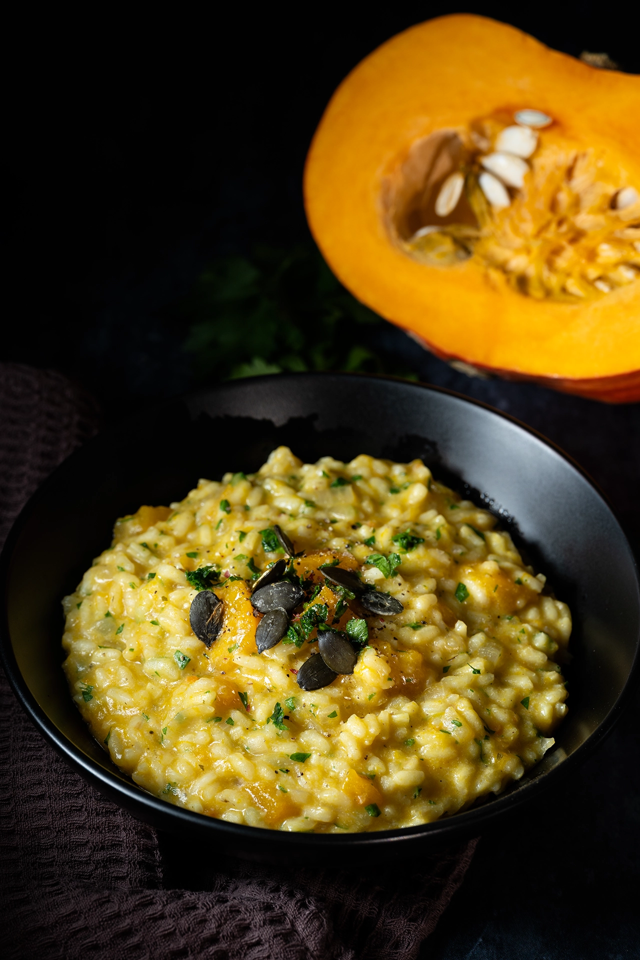 Cremiges Kürbisrisotto 1 Cremiges veganes Kürbisrisotto in schwarzer Schale