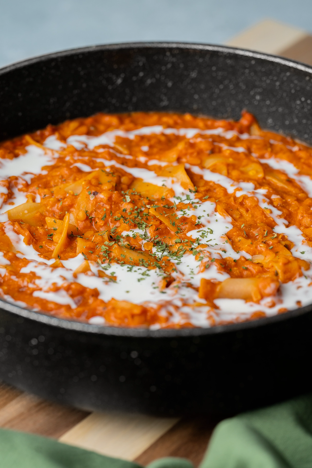 Einfache vegane Pfannen-Lasagne 1 einfache One-Pot Lasagen in einer schwarzen Pfanne