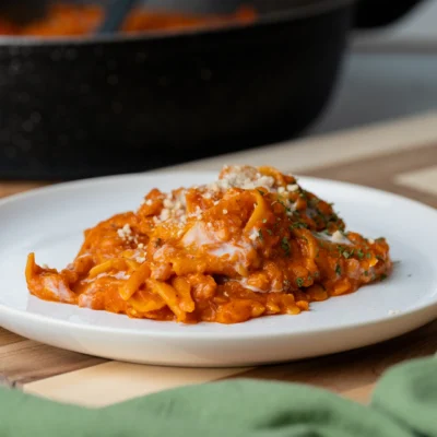 vegane Pfannen-Lasagne auf einem hellen Teller