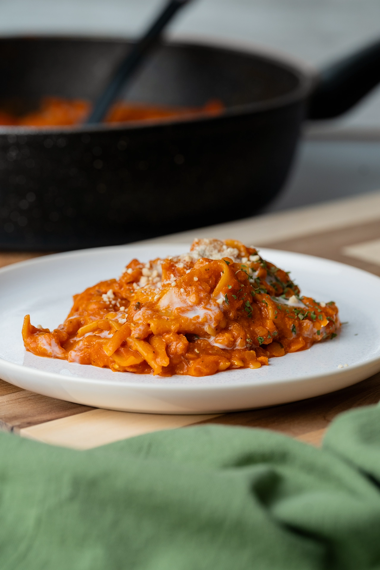 Einfache vegane Pfannen-Lasagne 2 vegane Pfannen-Lasagne auf einem hellen Teller