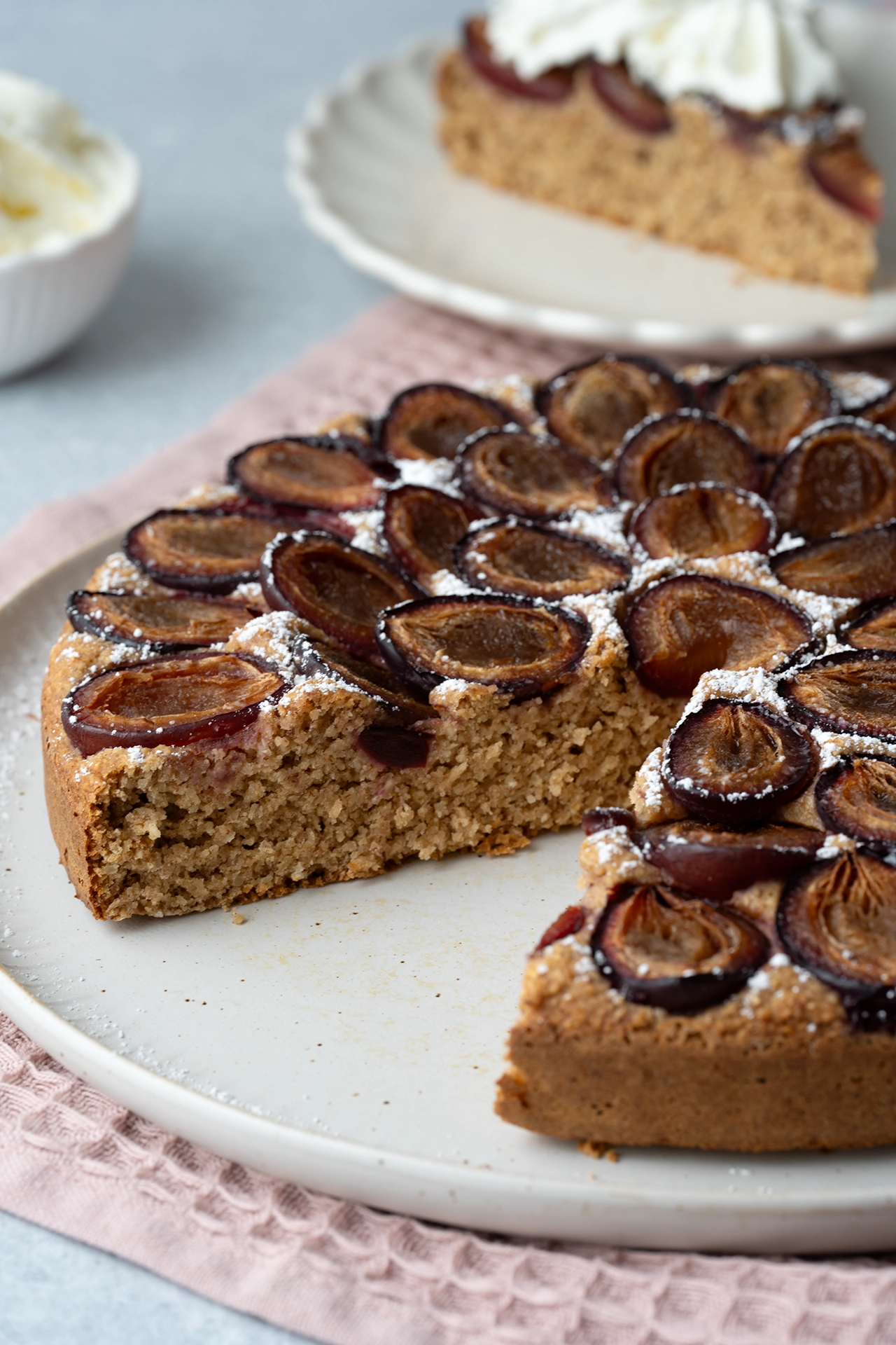 Gesunder Pflaumenkuchen (vegan, glutenfrei und zuckerfrei) 2 glutenfreier und zuckerfreier Zwetschgenkuchen angeschnitten