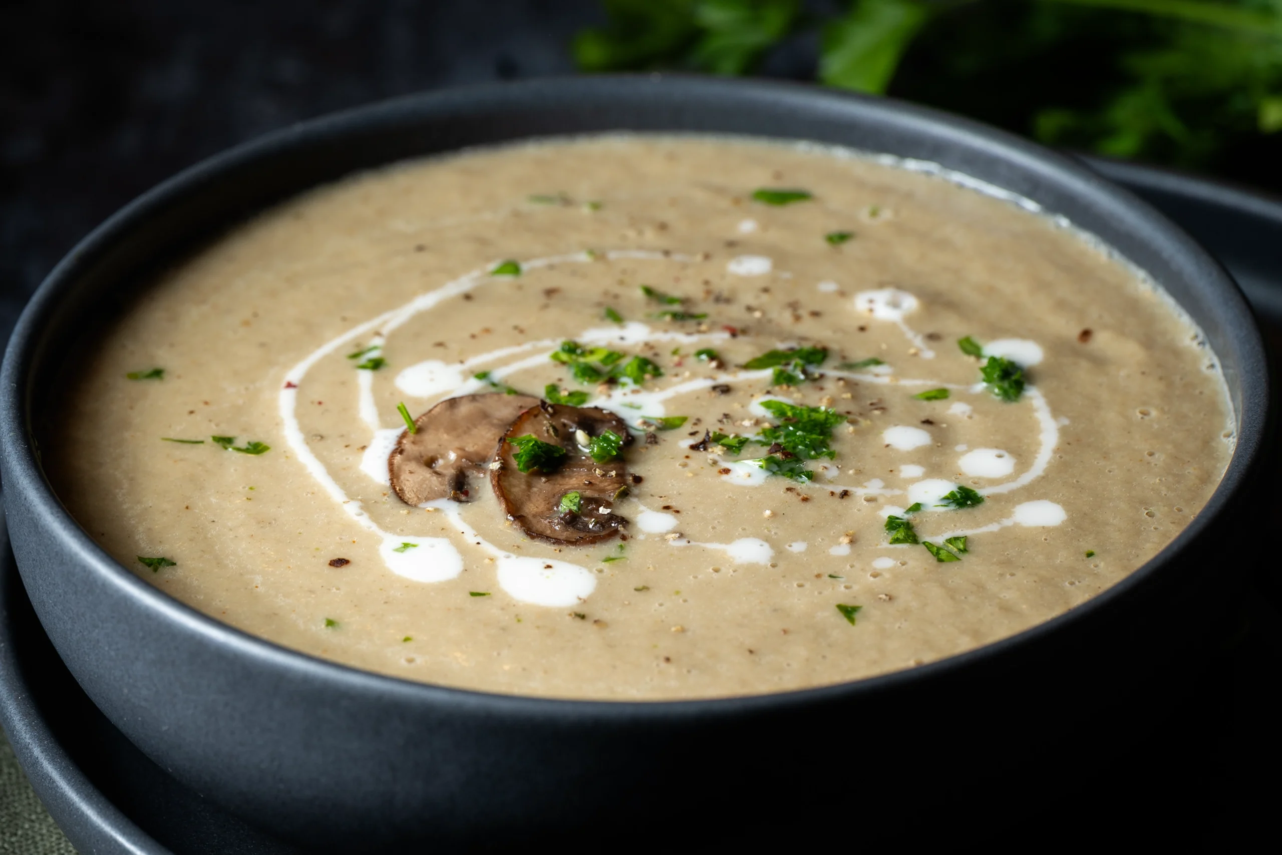 Vegane Pilzrahmsuppe mit Champignons 2 Vegane Pilzrahmsuppe dekoriert mit Petersilie und Sahne