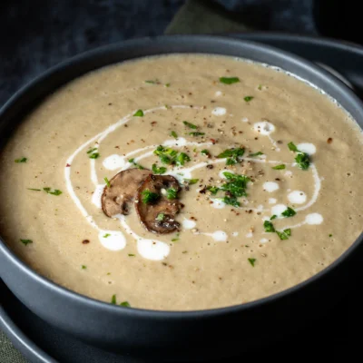 Vegane Pilzrahmsuppe in dunkler Schale