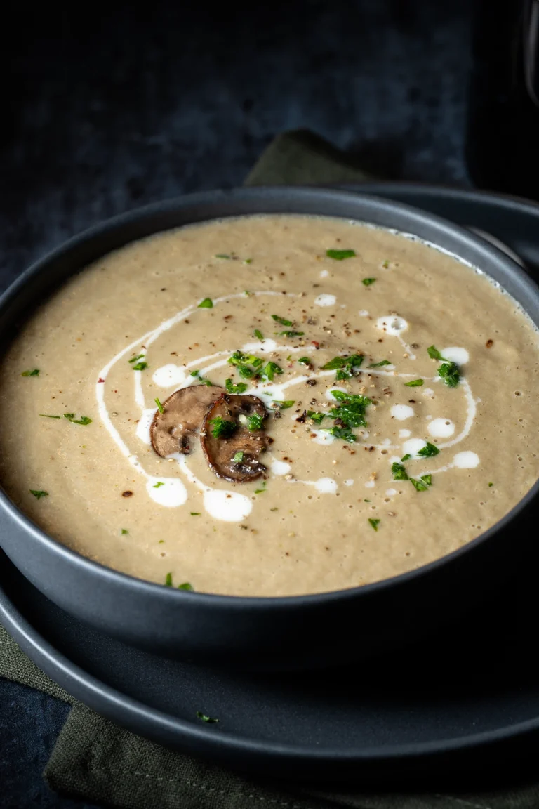 rezept-vegan-pilzrahmsuppe-einfach Vegane Pilzrahmsuppe in dunkler Schale