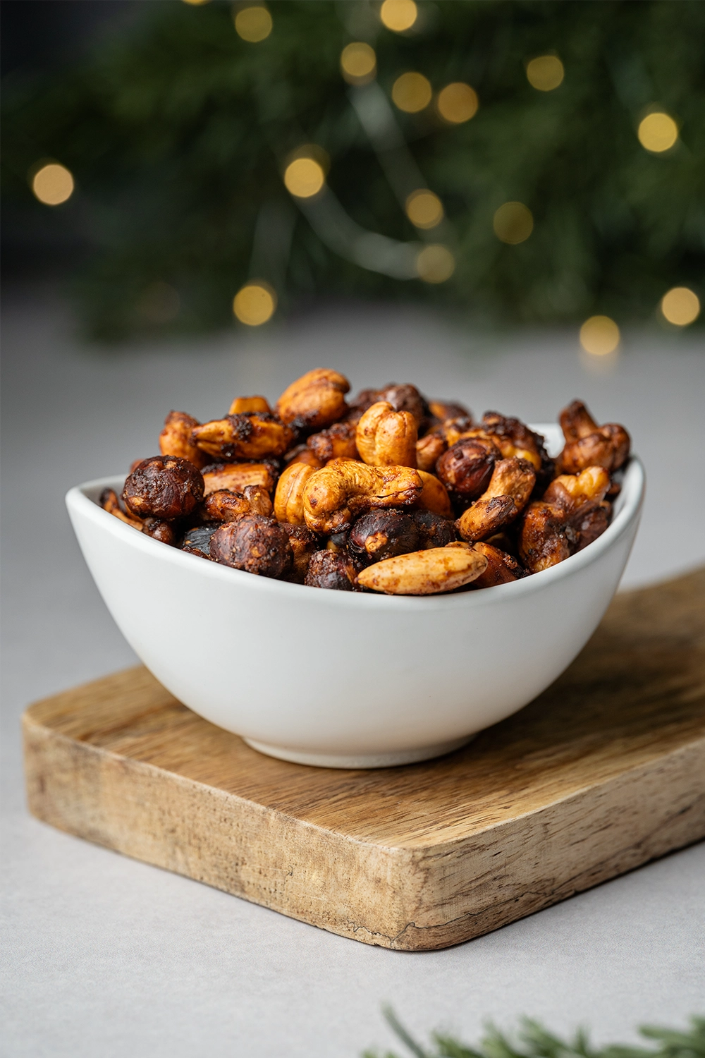 Geröstete Nüsse aus dem Ofen oder dem Airfryer 2 Geröstete Nüsse in weißer Schale