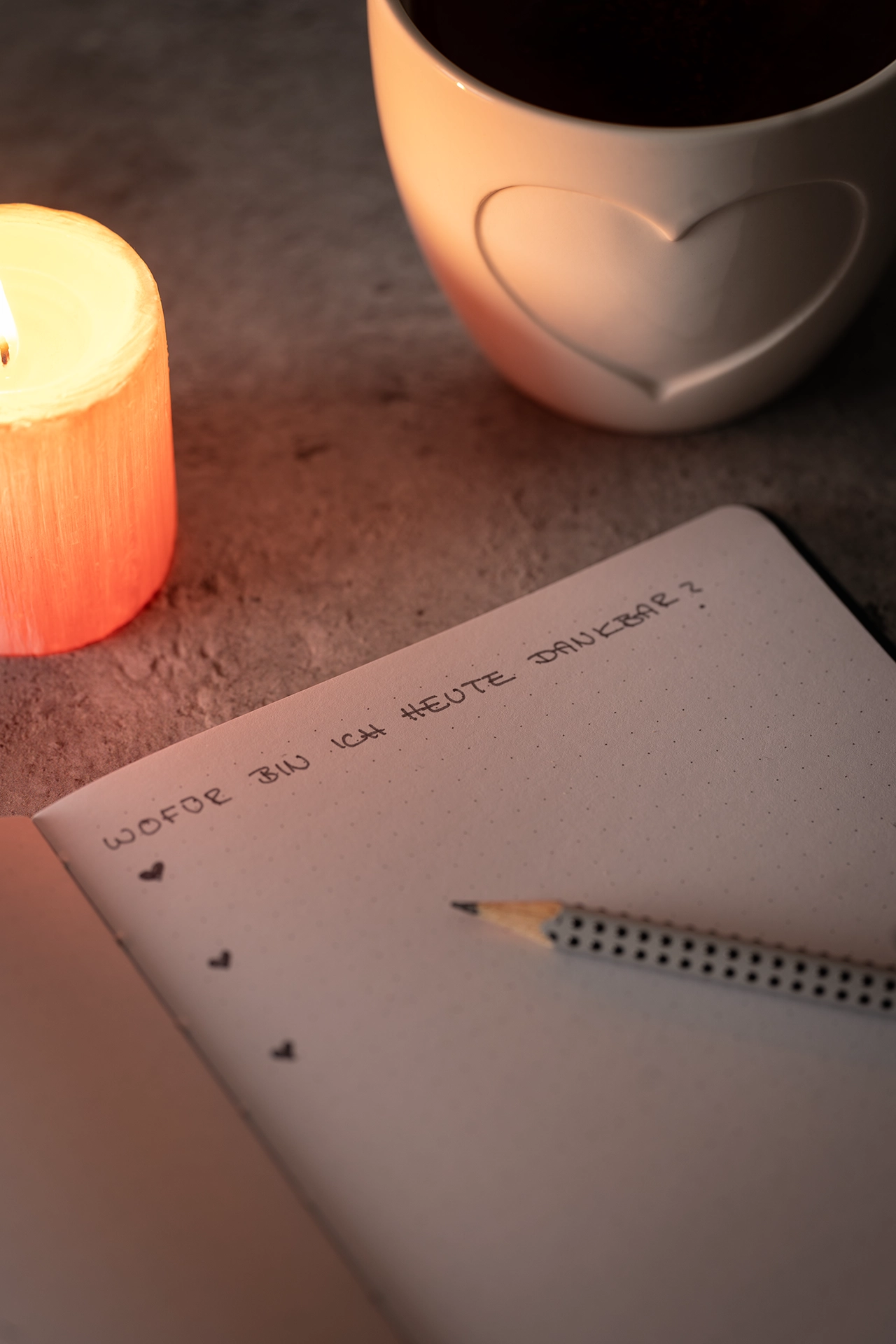 Journaling Notizbuch mit Stift, Kerze und Teetasse