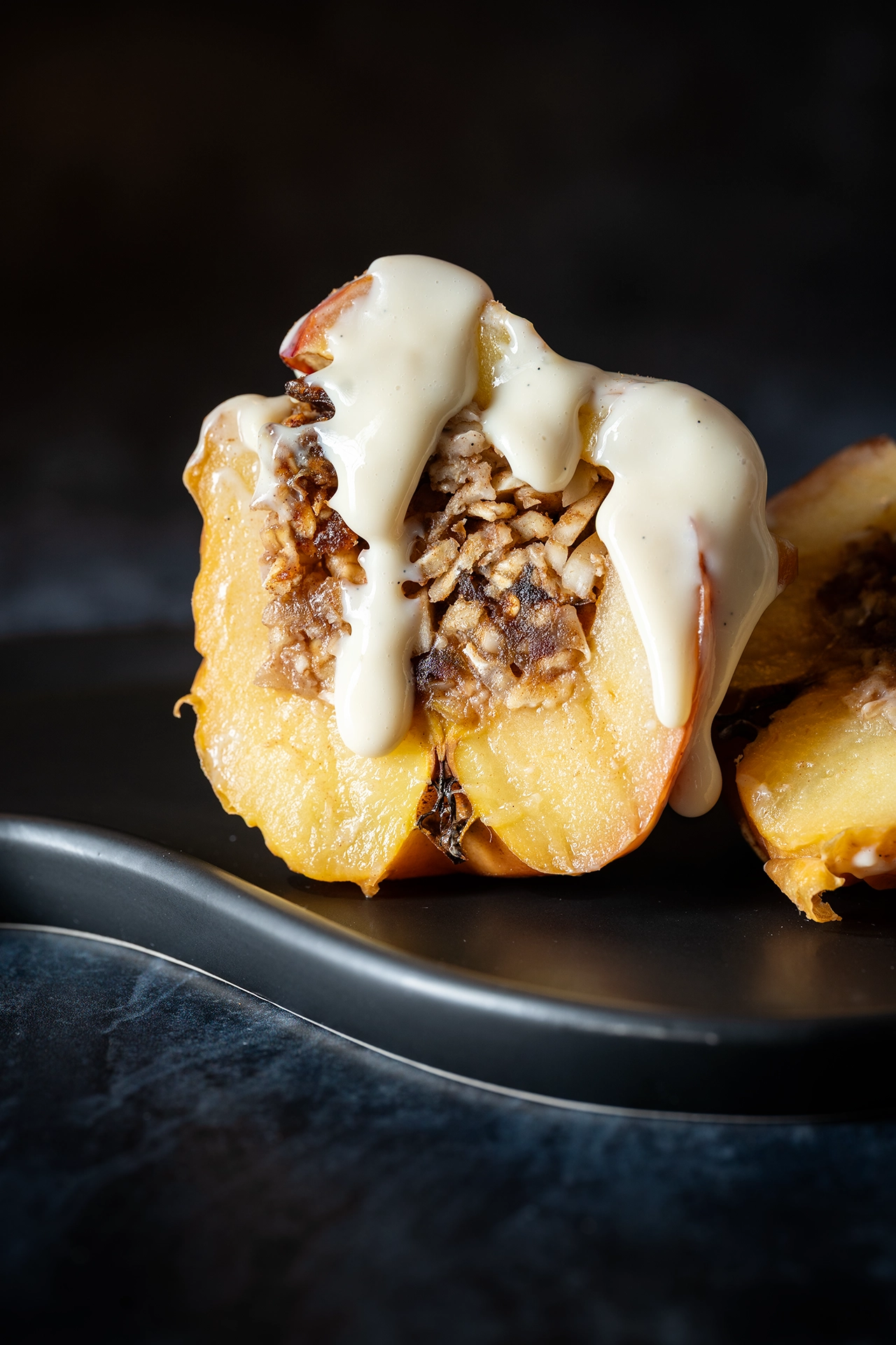 aufgeschnittener veganer Bratapfel mit Vanillesoße