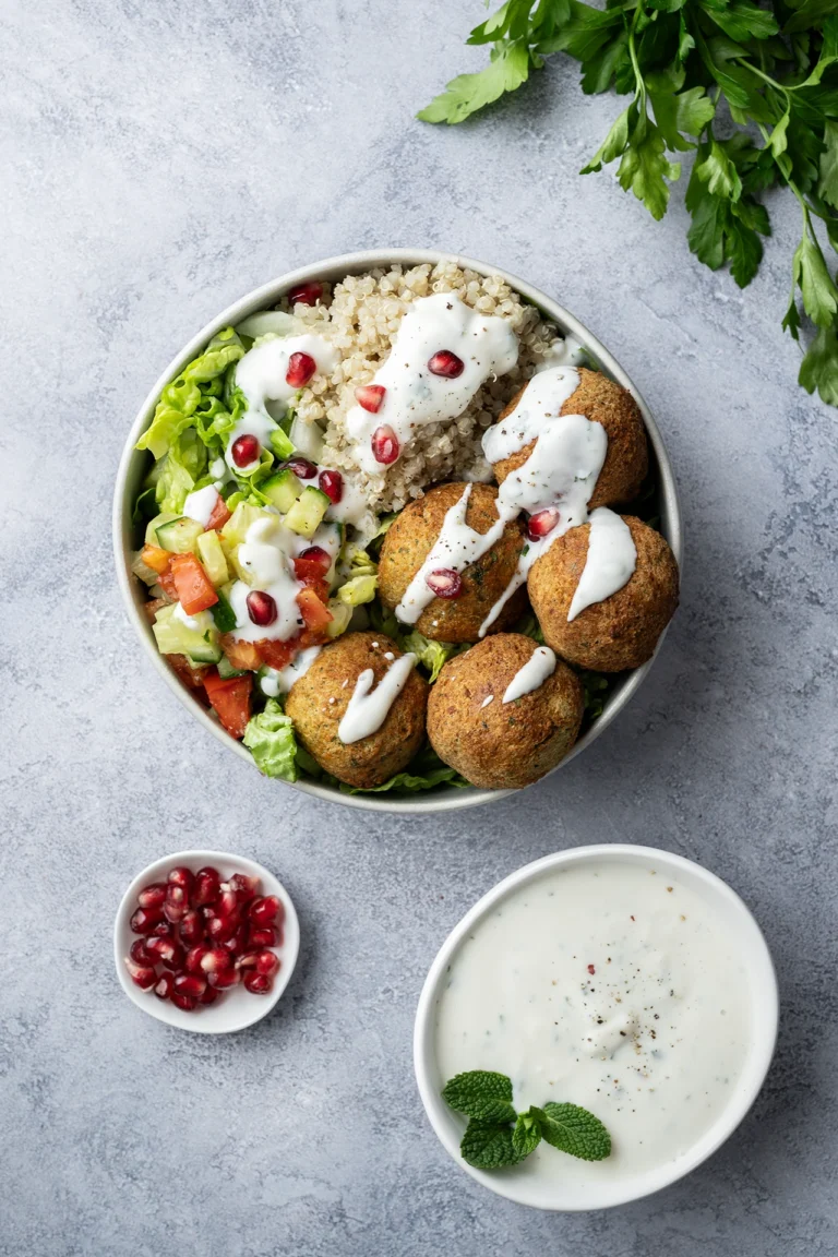 Falafel-Bowl mit Minz-Joghurt und Granatapfelkernen