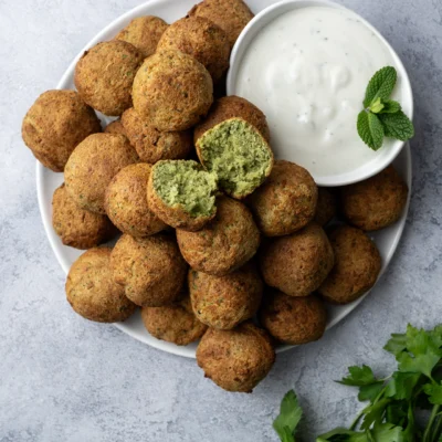 Einfache Falafel aus dem Airfryer mit Minzjoghurt auf einem Teller