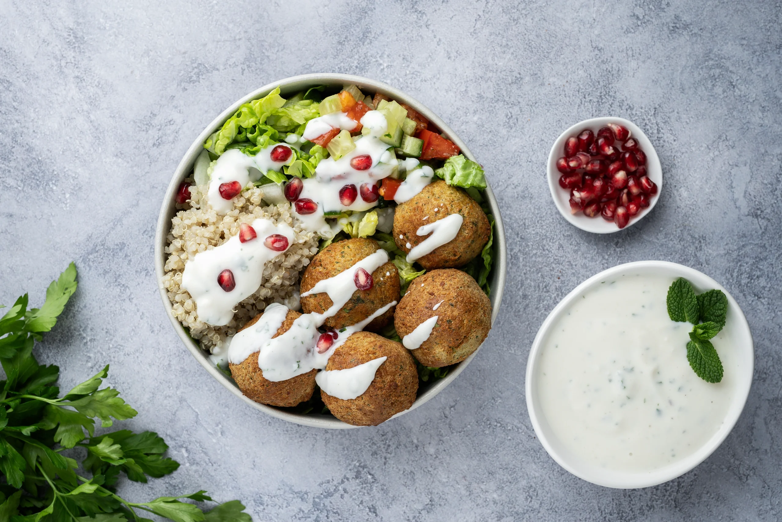 Falafel-Bowl mit Salatz und Minz.Joghurt-Dip