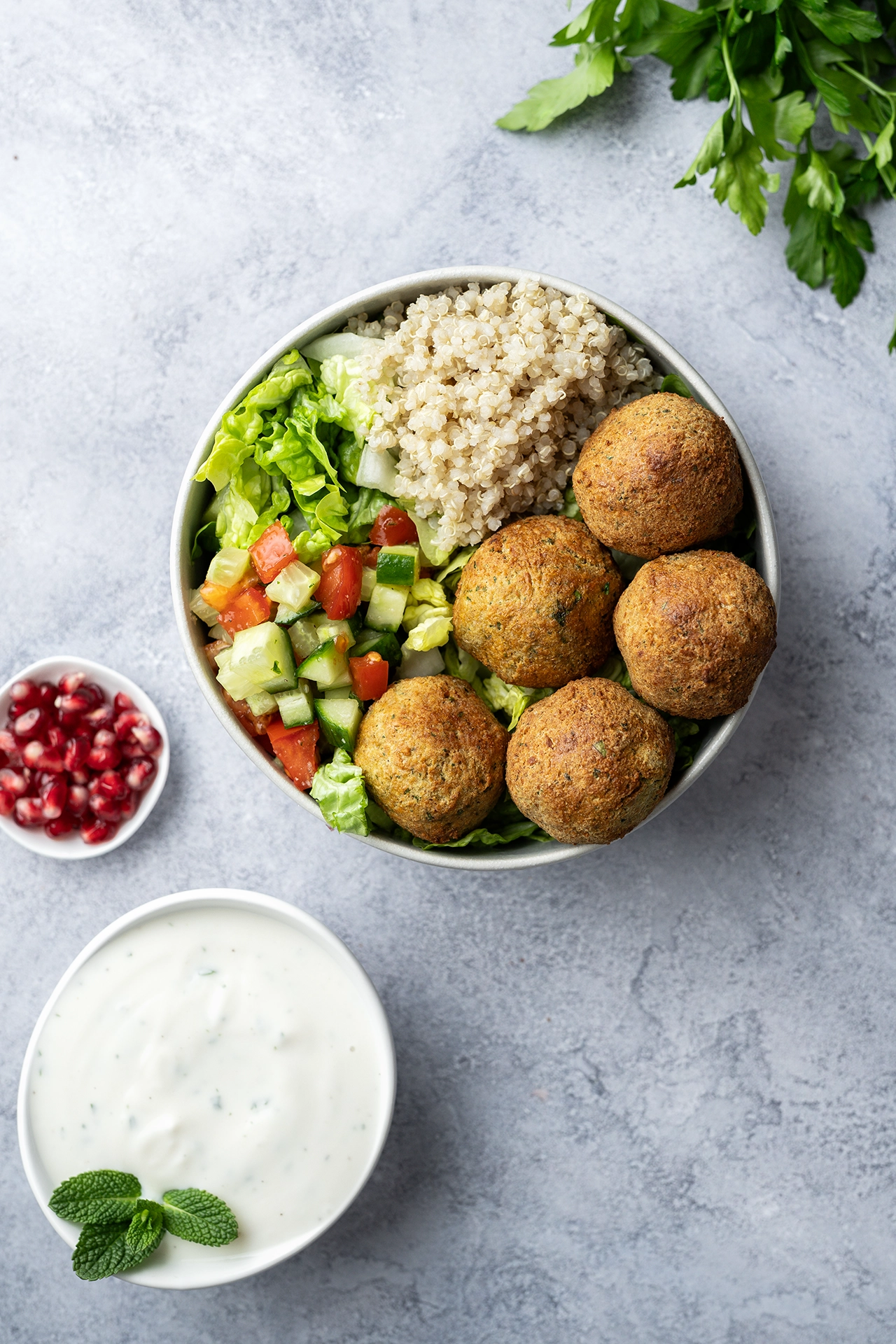 Bowl mit Salat, Quinoa und Falafel aus dem Airfryer