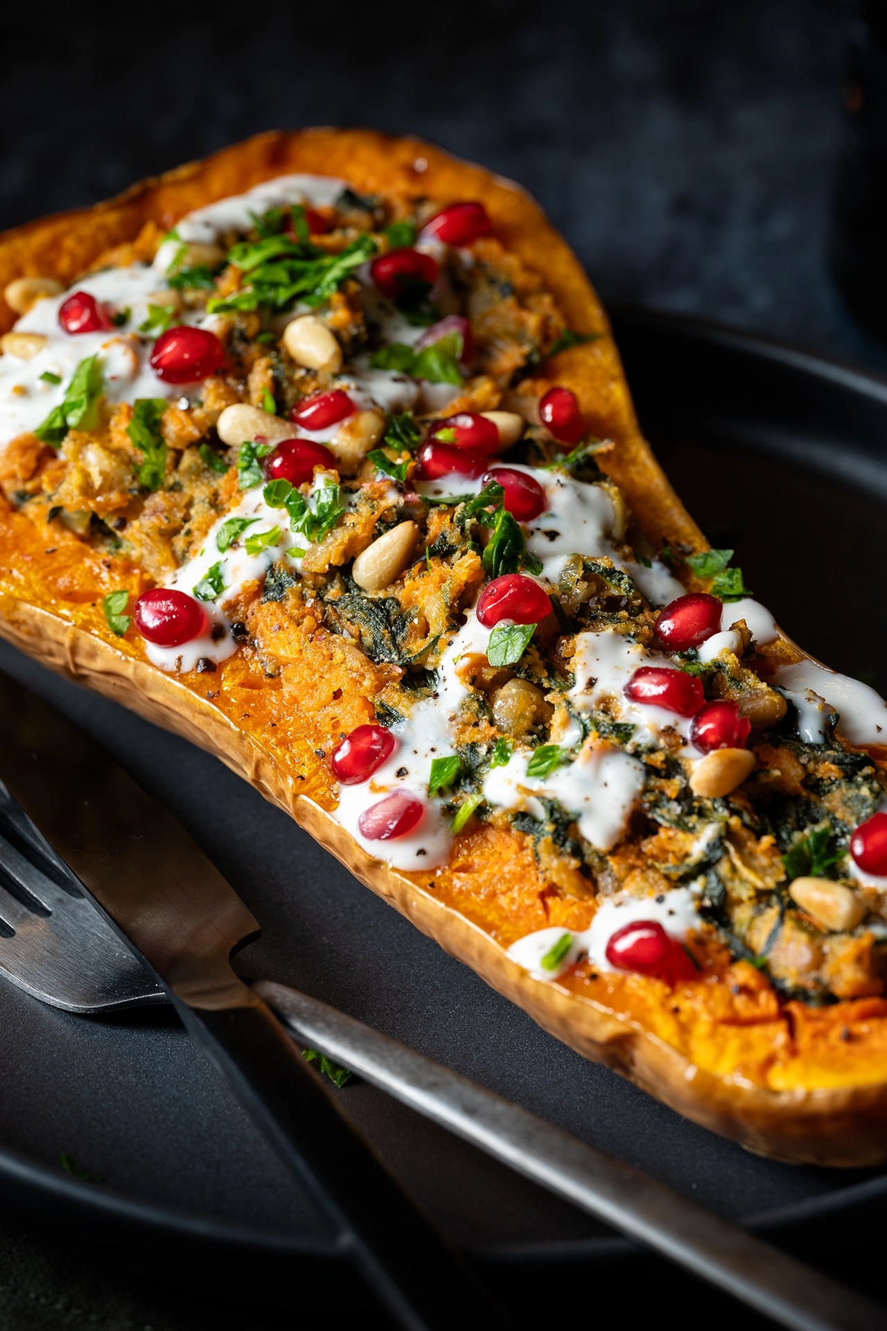 Gefüllter Butternut mit Granatapfelkernen und Petersilie getoppt