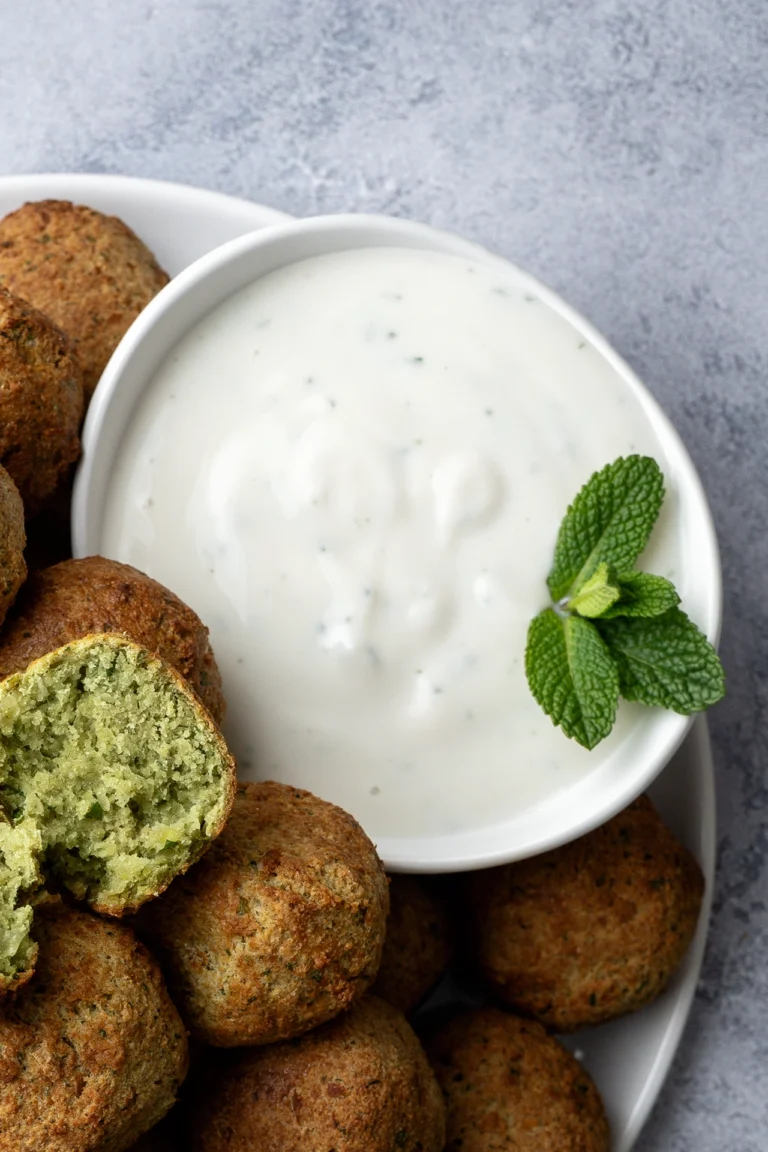 schneller veganer Minz-Joghurt-Dip in weißer Schale