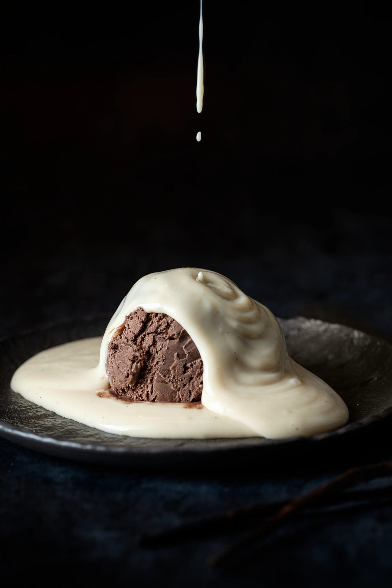 Vegane Vanillesoße auf Schokoladeneis