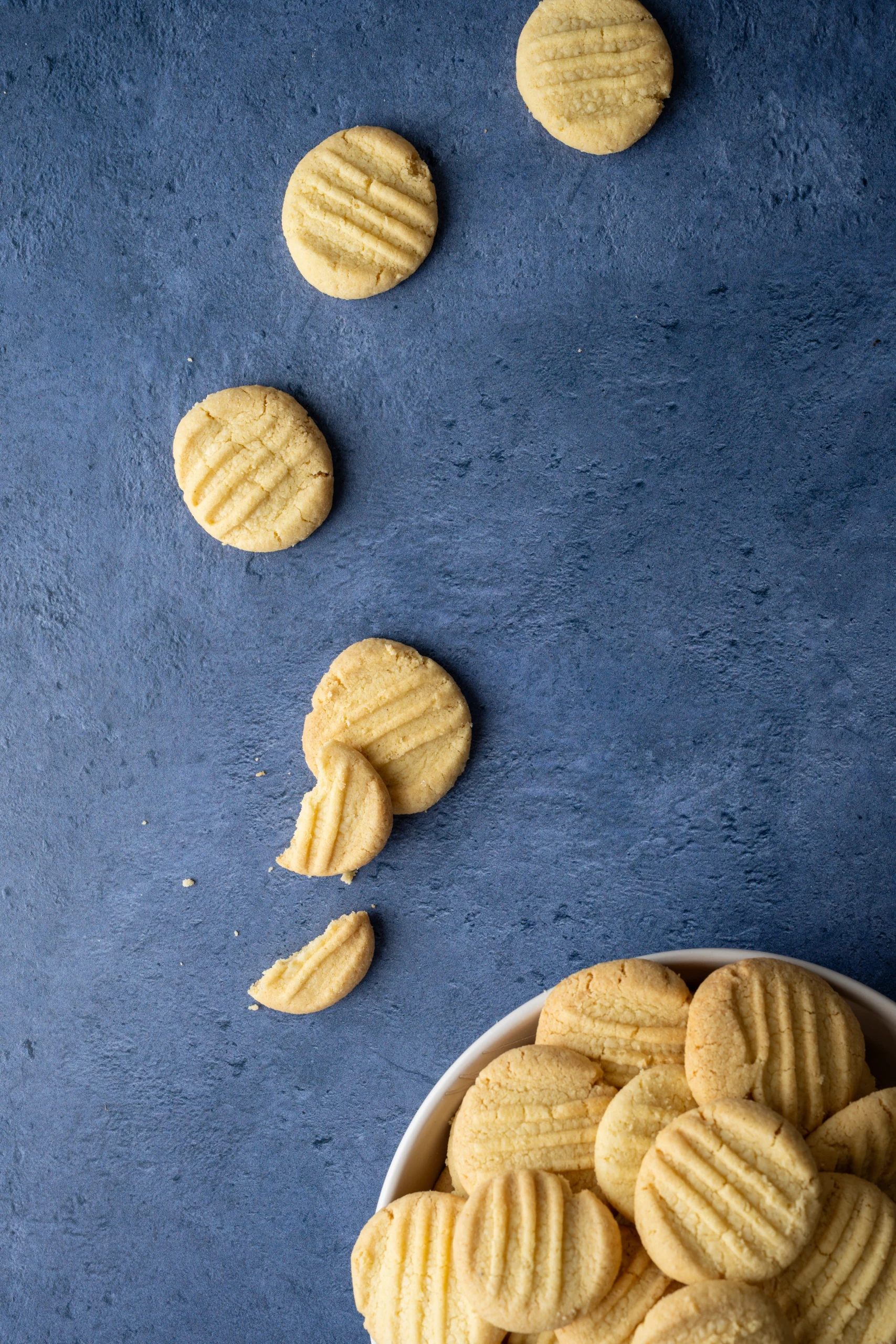 Vegane Vanille-Puddingplätzchen 1 Vegane Vanille Puddingplätzchen in einer Schale und auf blauem Untergrund