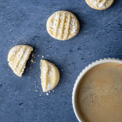 Vegane Schneeflocken Kekse mit Kaffeetasse