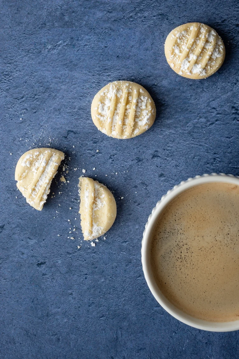 Vegane Schneeflocken Kekse mit Kaffeetasse