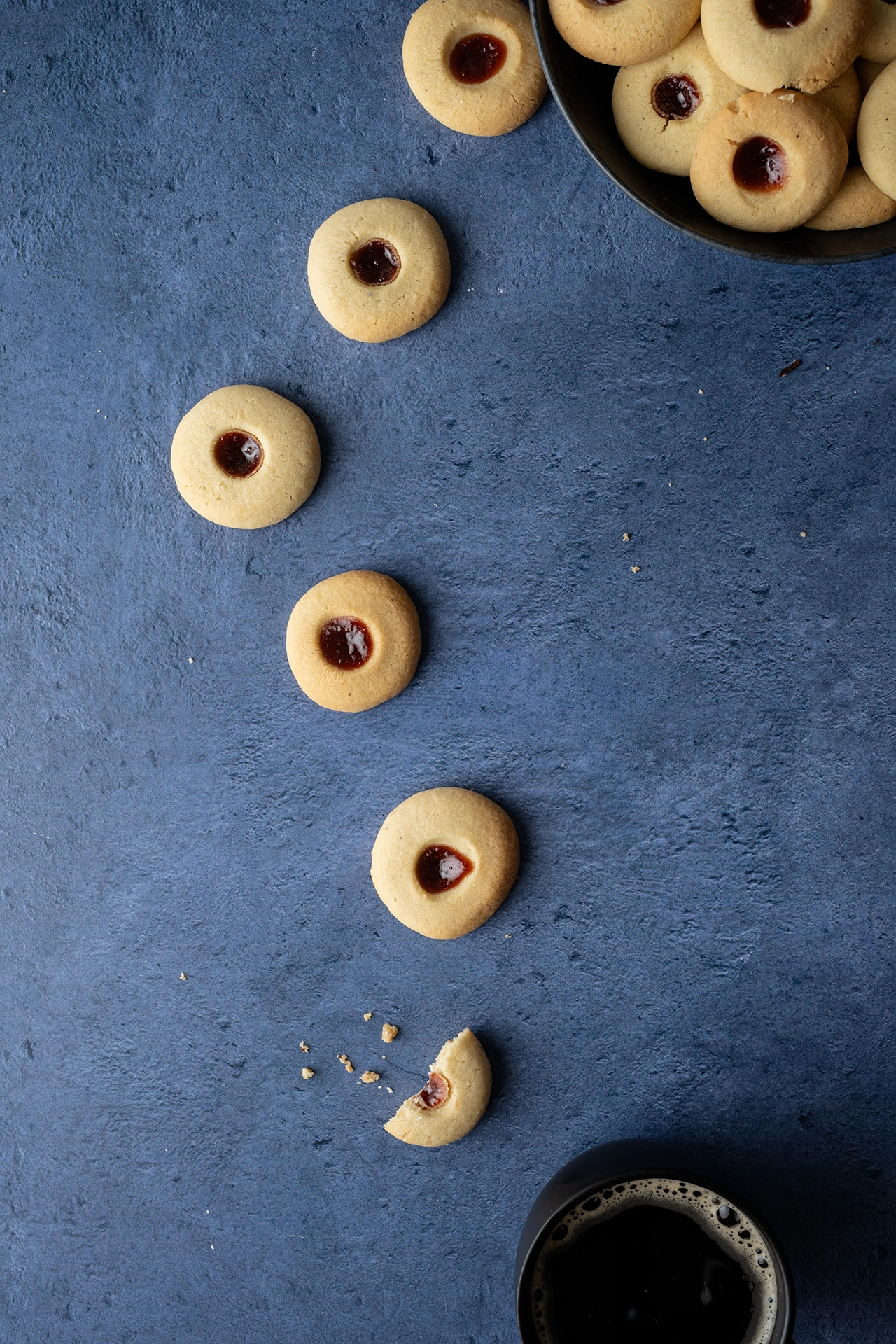 Vegane Engelsaugen auf einem blauen Untergrund