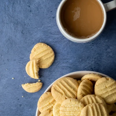 vegane Puddingplätzchen und eine Tasse Kaffee