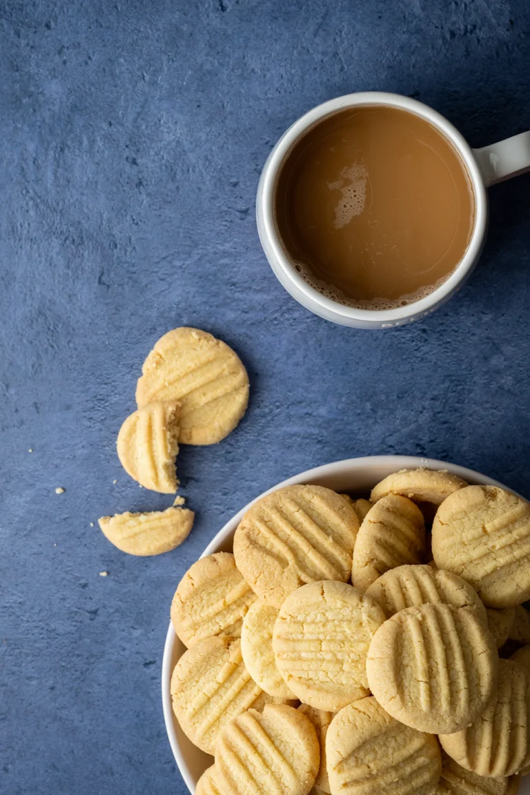 rezept-vegan-weihnchtskekse-pudding-plaetzchen vegane Puddingplätzchen und eine Tasse Kaffee