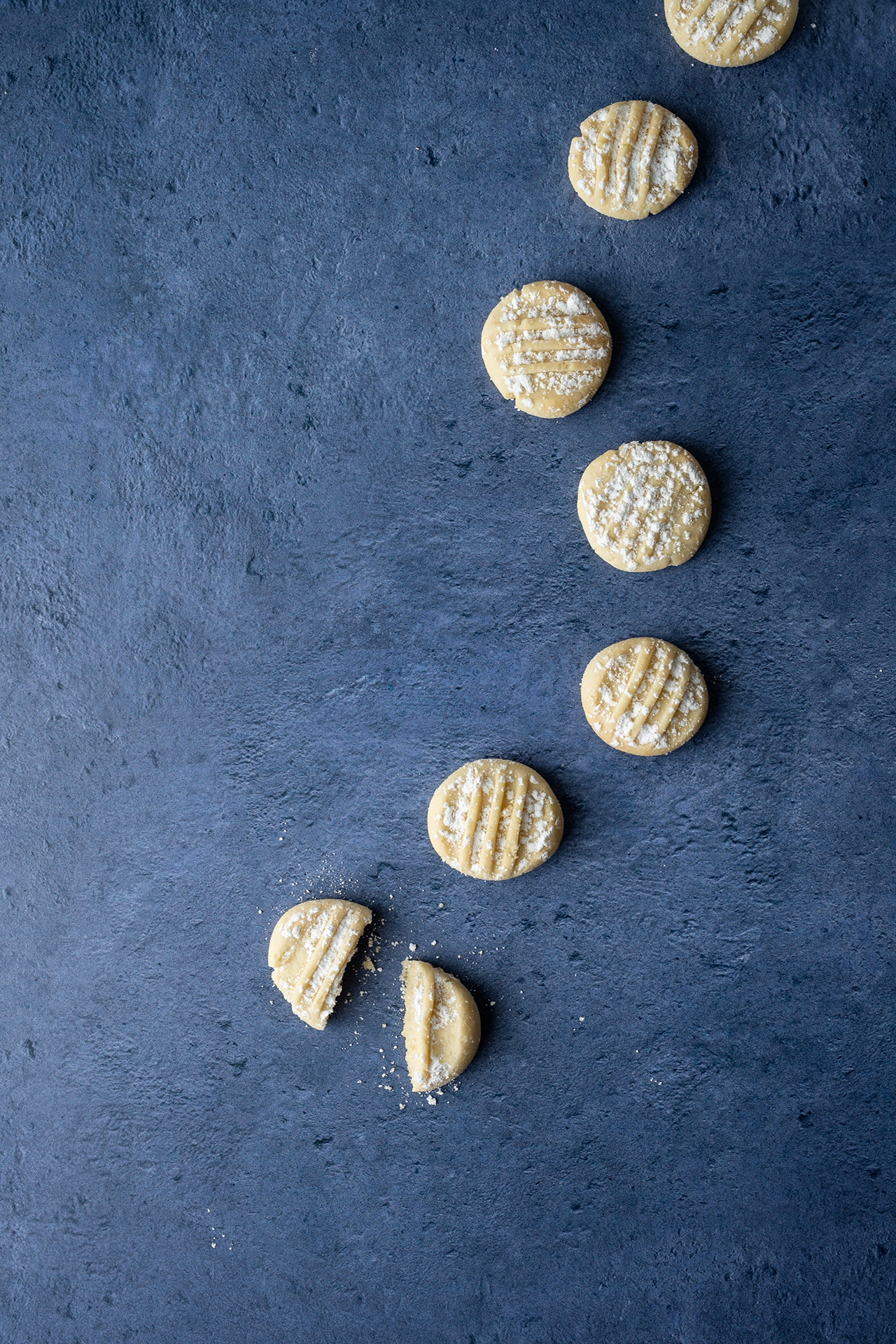 vegane Schneeflocken auf dunklem Untergrund