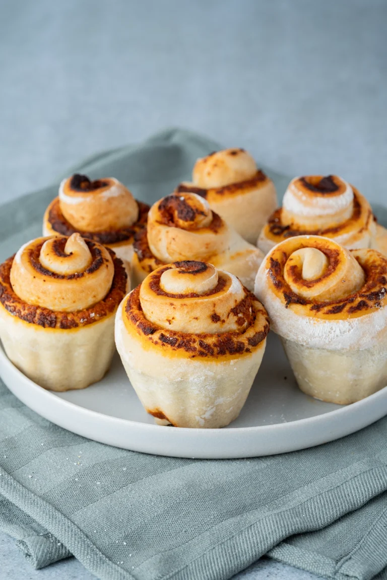 rezept-vegan-Zupfbrot-Pesto-Schnecken Zupfbrot-Schnecken auf einem hellen Teller