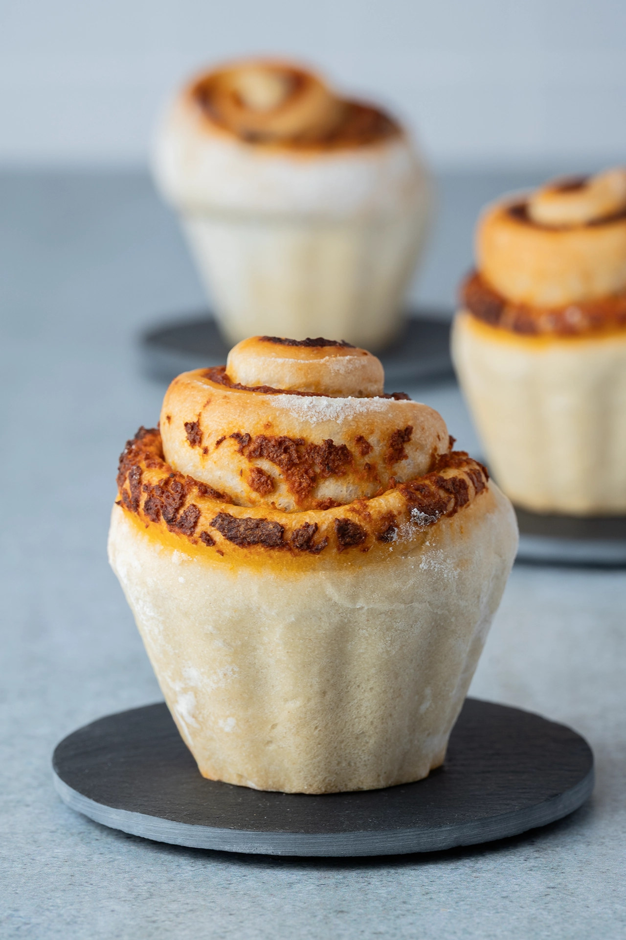 Vegane Zupfbrot-Schnecken mit Pesto 3 Herzhafte Hefeschnecke auf kleiner dunklen Platte