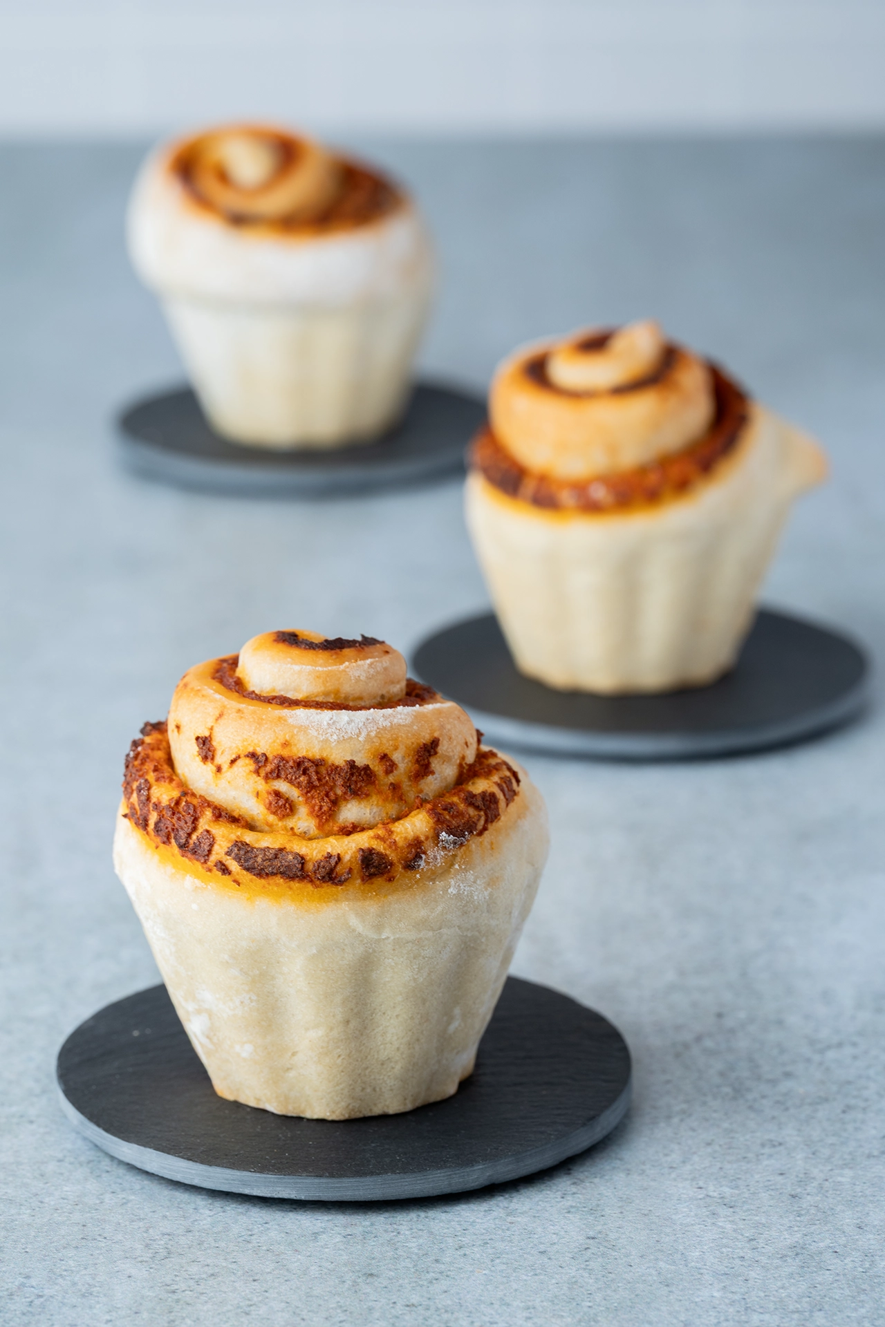 Vegane Zupfbrot-Schnecken mit Pesto 1 3 vegane Zupfbrot-Schnecken auf kleinen schwarzen Platten