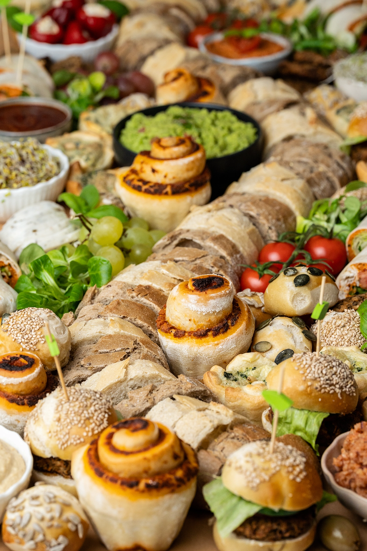 Vegane Zupfbrot-Schnecken mit Pesto 2 Backpapier-Buffet mit Zupfbrot-Schneckken, Baguette, Dips und verschiedenen Kleinigkeiten