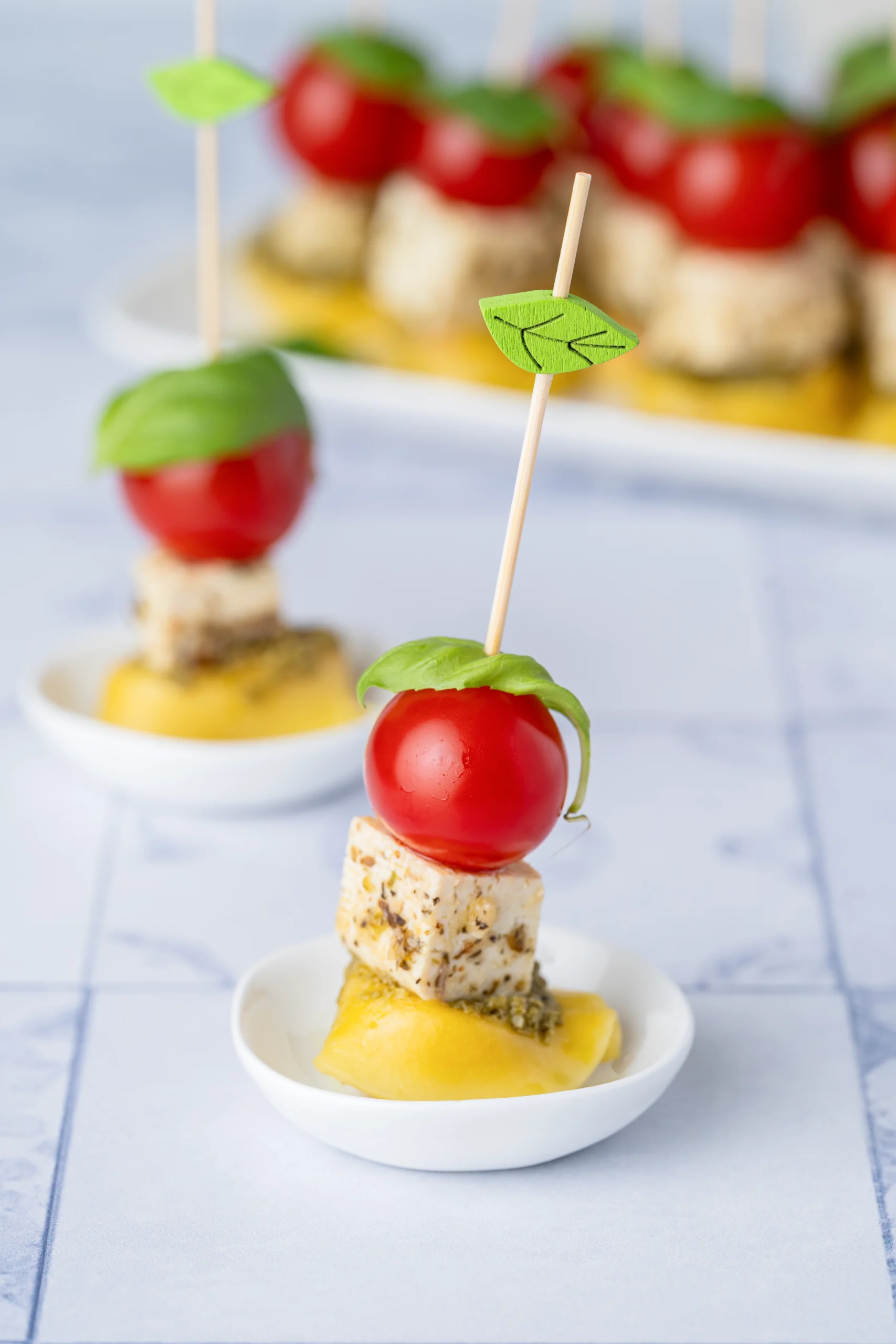 Party-Spieße fürs Buffet auf kleinen Tellern