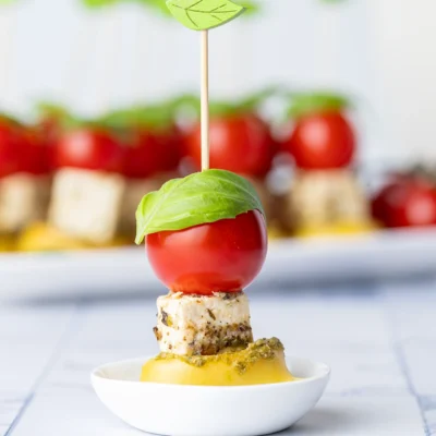 Tortellini-Spieße mit Pesto, veganem Feta und Tomate