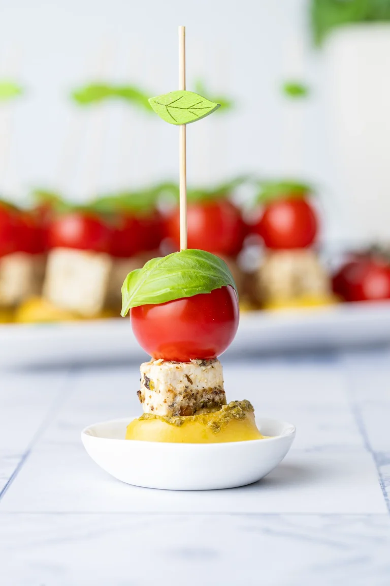 Tortellini-Spieße mit Pesto, veganem Feta und Tomate