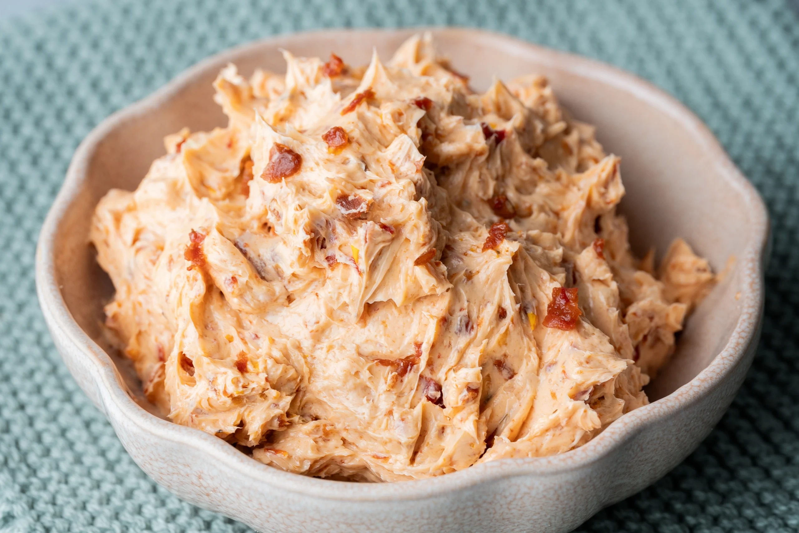 Vegane Tomaten-Butter 3 vegane Tomaten-Butter in heller Schale